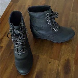 Black sorel wedge boots